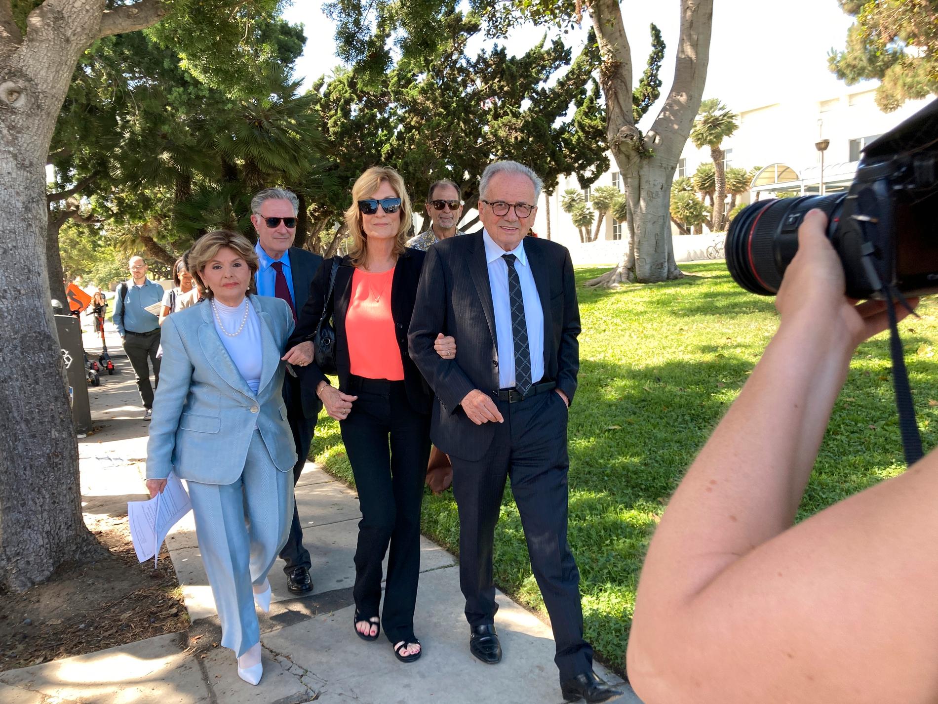 Den utsatta kvinnan Judy Huth lämnar domstolen i Santa Monica tillsammans med advokaterna Gloria Allred, John West och Nathan Goldberg.