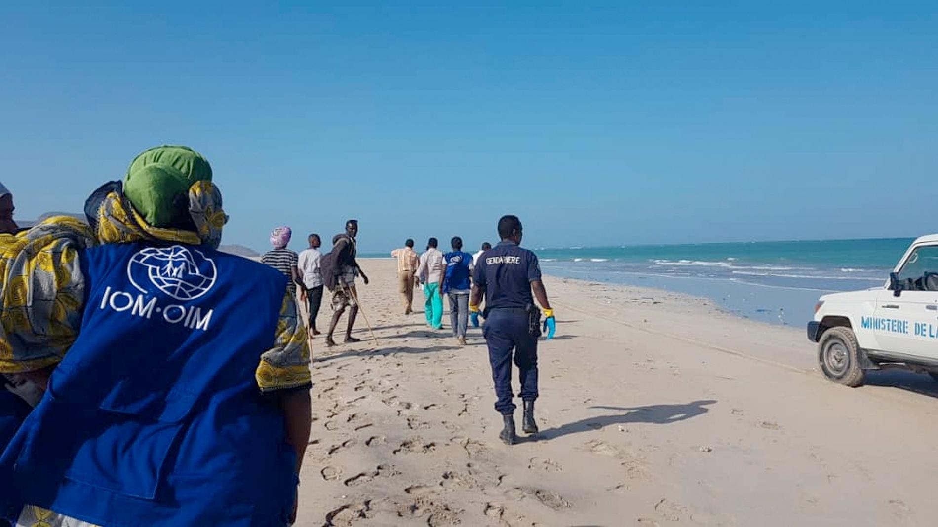 Räddningsarbetare letar efter överlevande på stranden nära Godaria, nordöstra Djibouti.