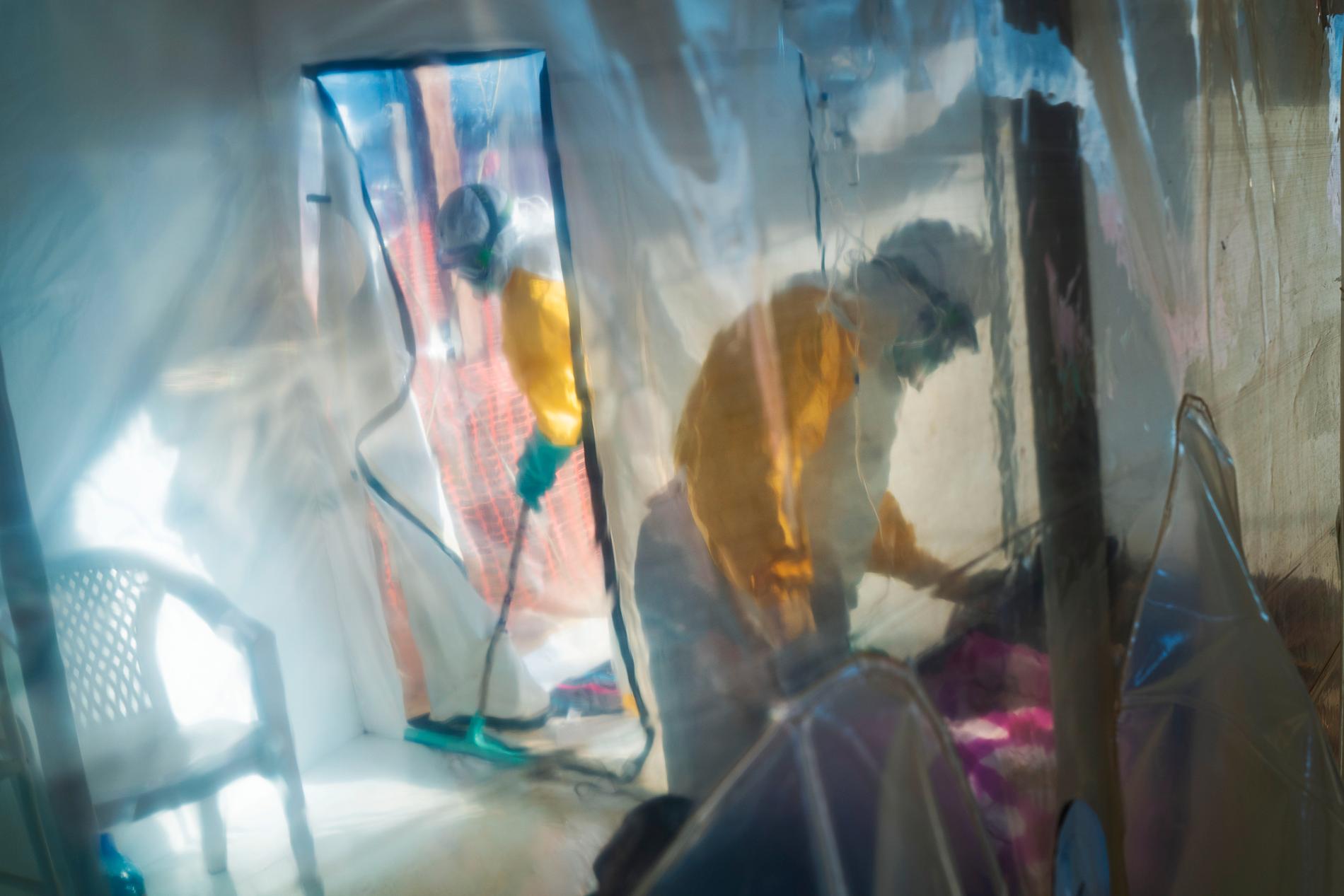 Sjukvårdsarbetare i skyddskläder med en isolerad ebolasmittad person i Beni i Kongo-Kinshasa, den 13 juli 2019.
