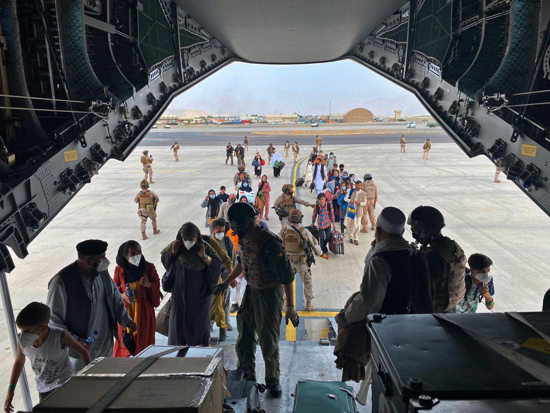 Människor går ombord på ett spanskt evakueringsplan på Kabul flygplats i Afghanistan.