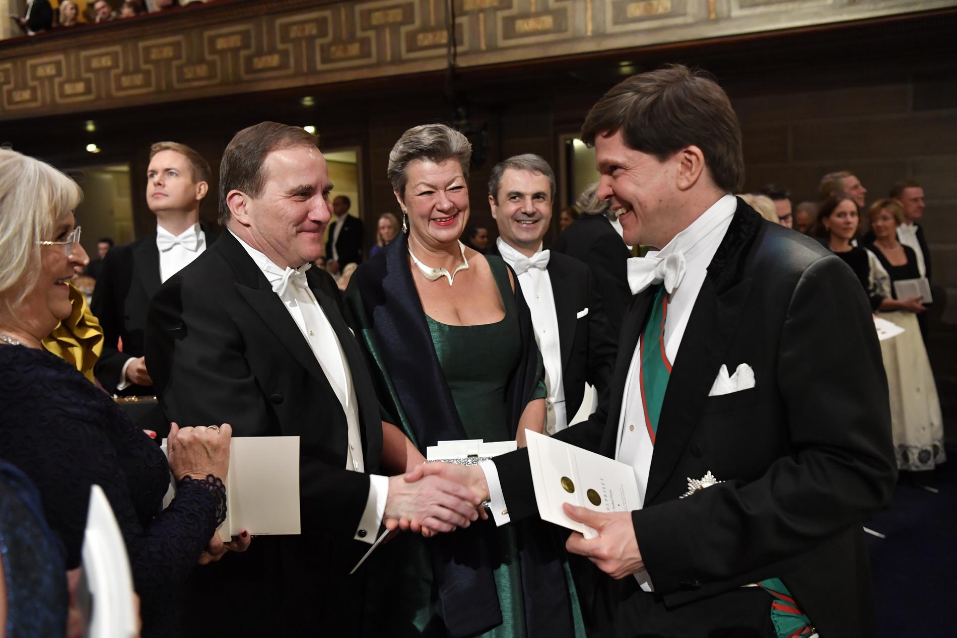 Statsminister Stefan Löfven (S) hälsar på riksdagens talman Andreas Norlén (M), vid prisutdelningen av Nobelprisen i Konserthuset i Stockholm.