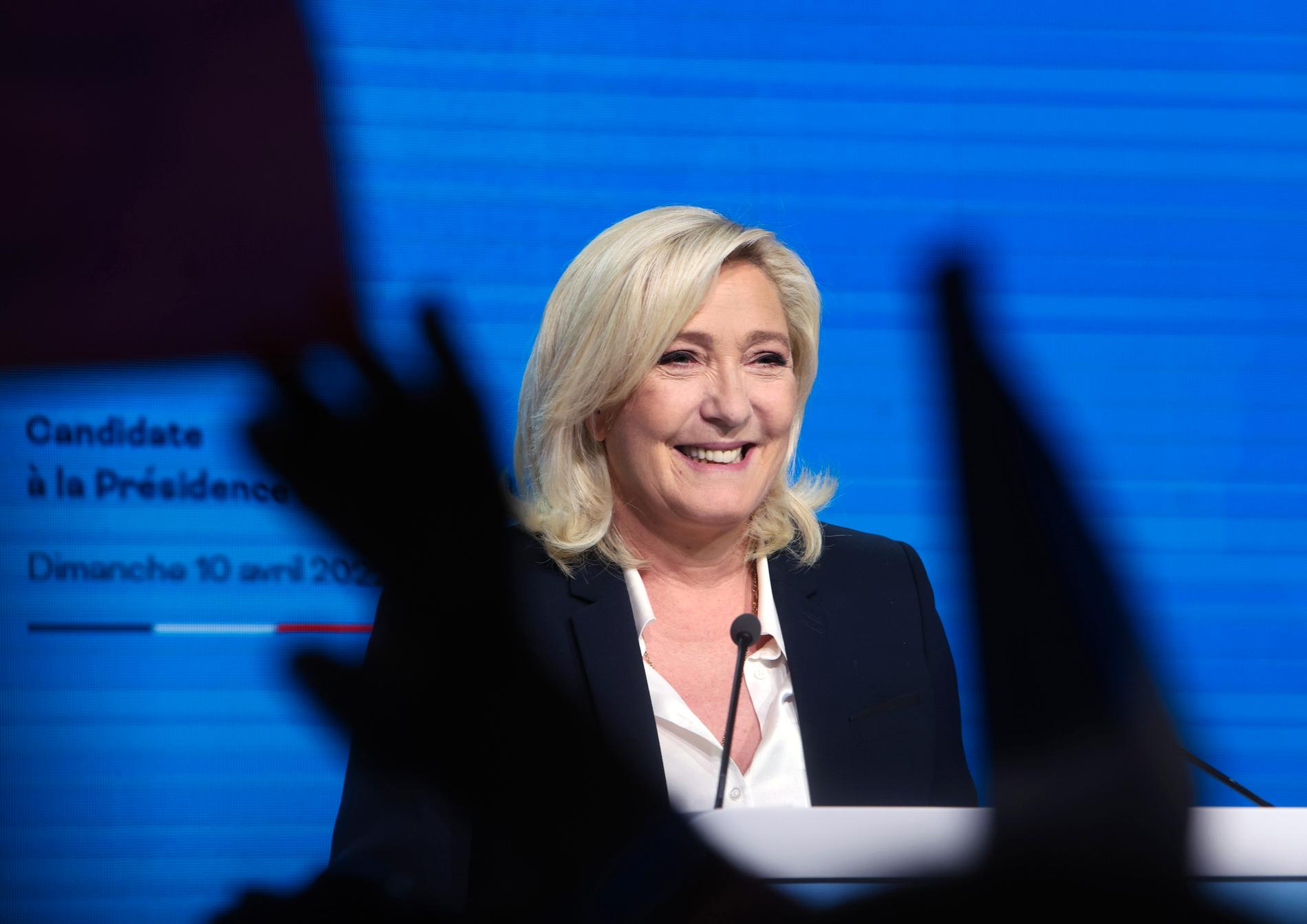 ”Bakom fasaden på den mjukare Marine Le Pen finns många av de gamla politiska kraven kvar”. 