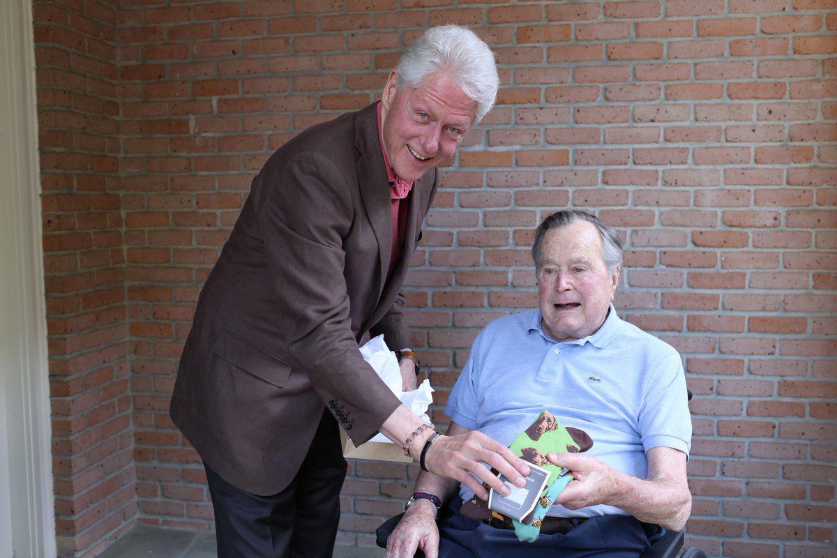 De fd presidenterna Bill Clinton och George H W Bush träffades och pratade gamla minnen för tio dagar sedan den 9 april.