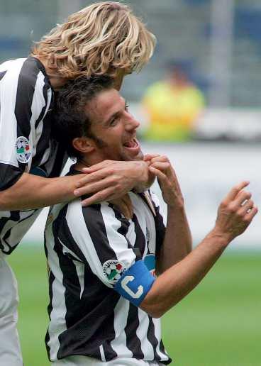 två skäl att kramas Alessandro Del Piero tog chansen när han fick den, gjorde två mål, och firade med Pavel Nedved.