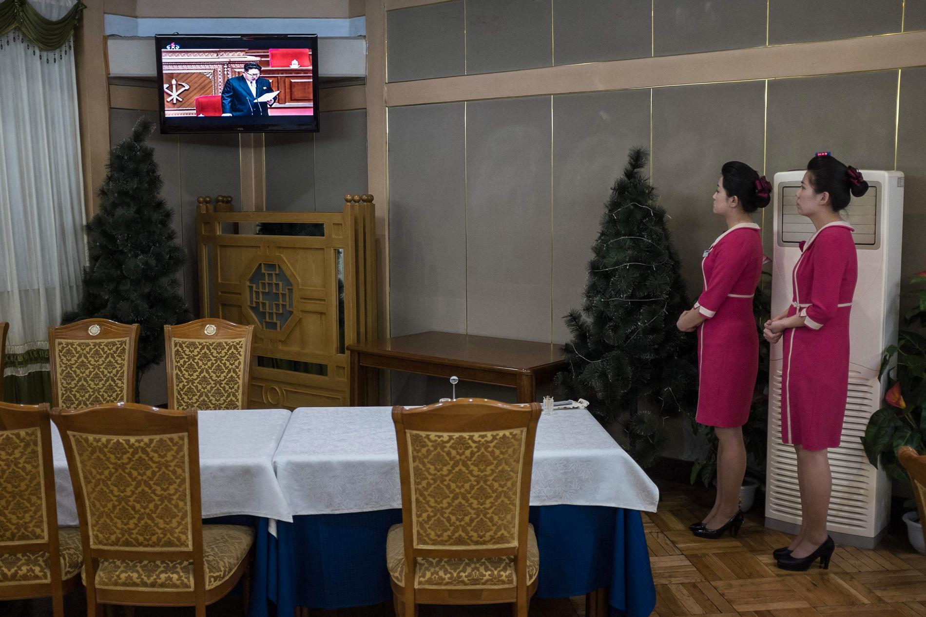 Värdinnor på hotell Yanggakdo i Pyongyang följer TV-sändningen när ledaren Kim Jong-Un talar på kongressen.