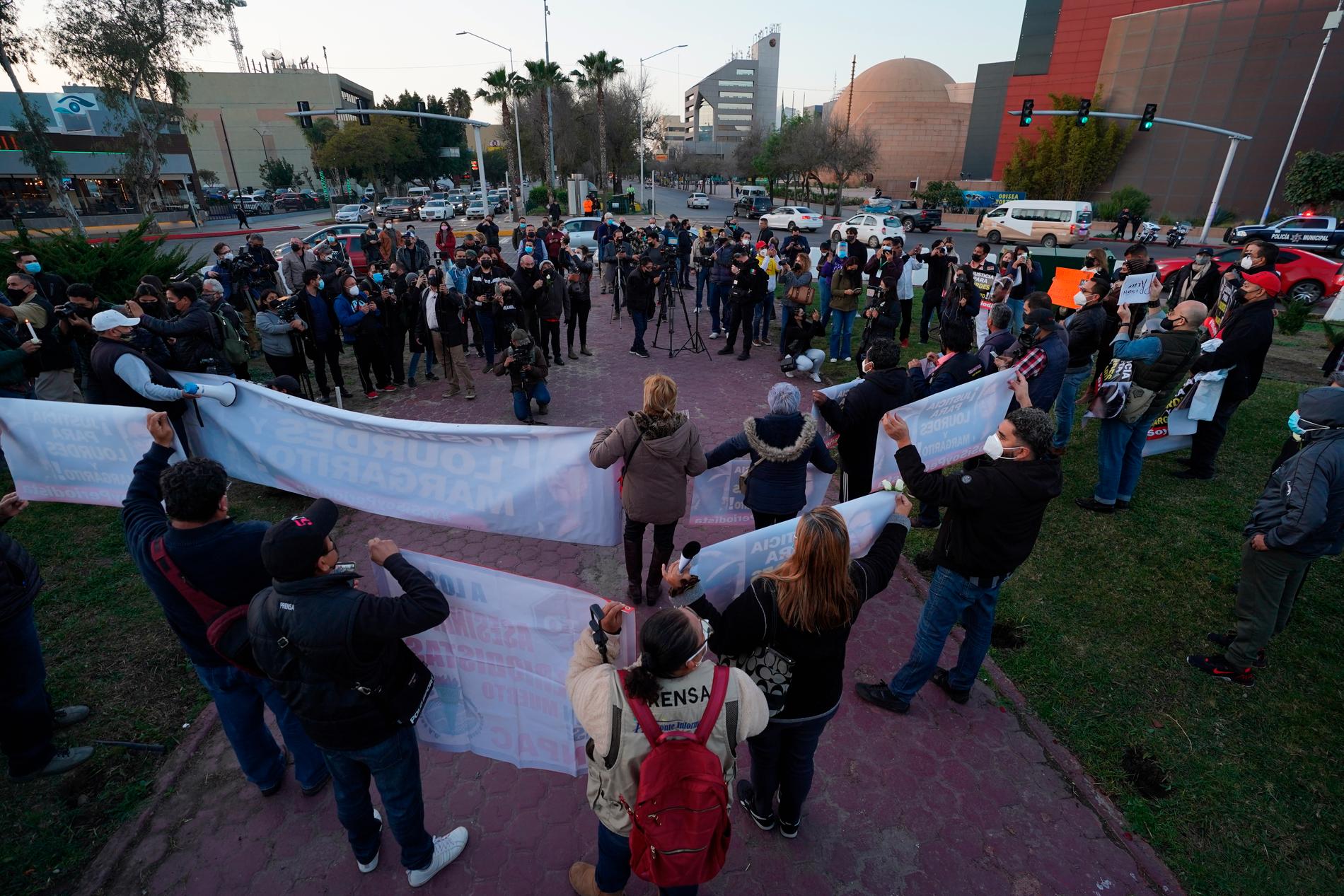Människor demonstrerar i Tijuana mot att två journalister i staden dödats.