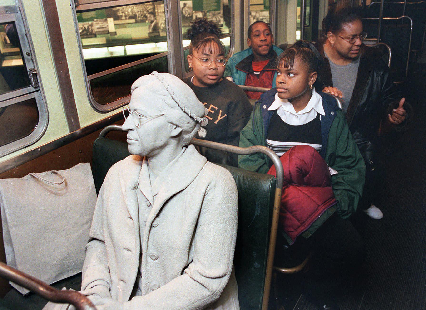 "Åtskilda men likvärdiga" På Civil rights museum i Memphis, Tennessee, står bussen där Rosa Parks satte sig på en plats reserverad för vita. Hon sitter staty på sin gamla plats.