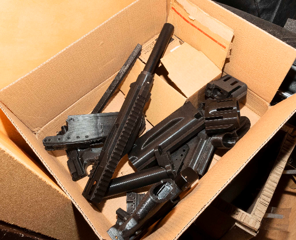 I fjol hittade polisen en 3D-printer och ett stort antal 3D-skrivna vapen, vapendelar och ammunition hos en man i Skaraborg.