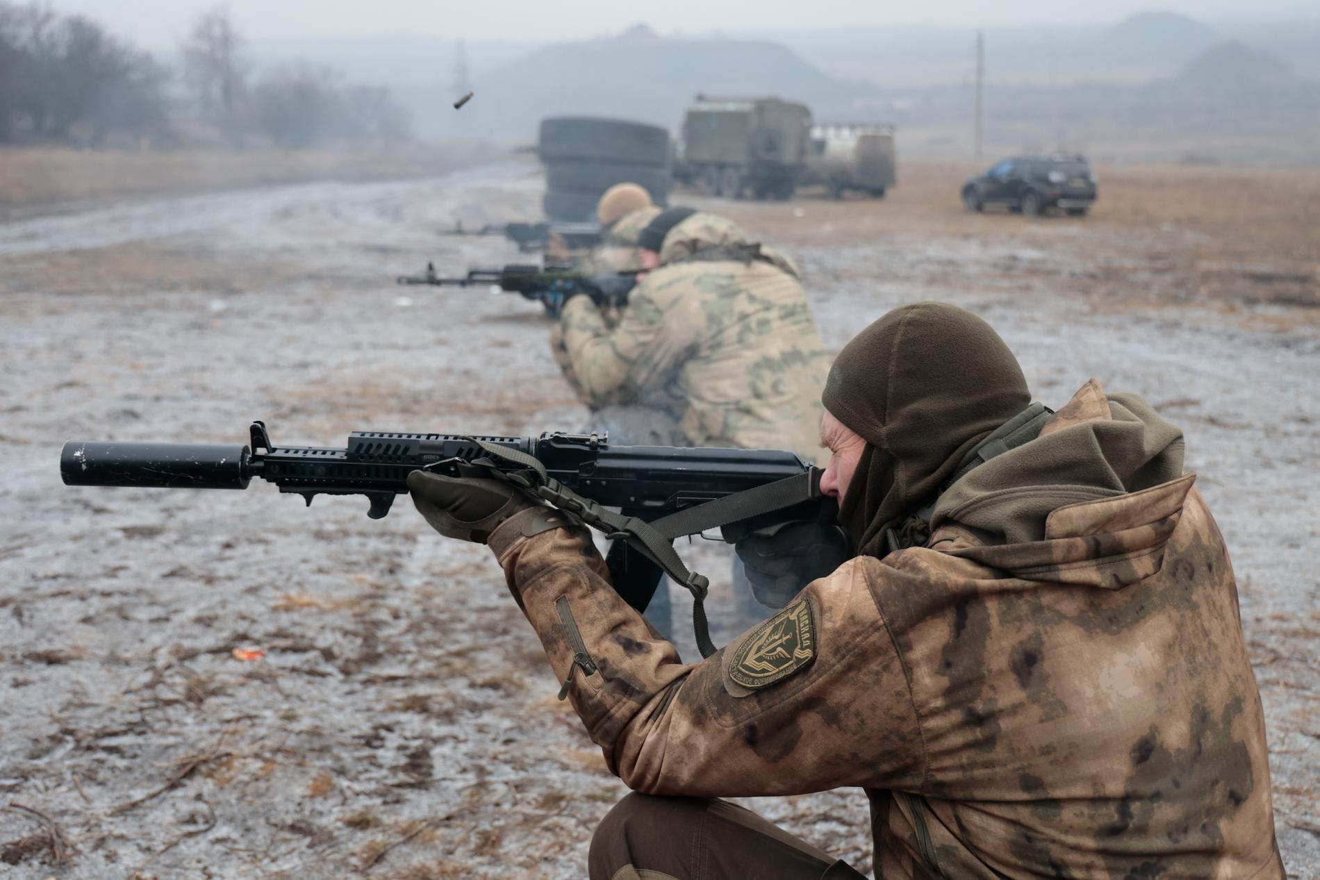 Det kan bli svårt för Ryssland att lyckas med målet att rusta upp längs gränsen till Finland, enligt en expert. På bilden övar ryska soldater i ryskkontrollerade Donetsk i östra Ukraina. Arkivbild.