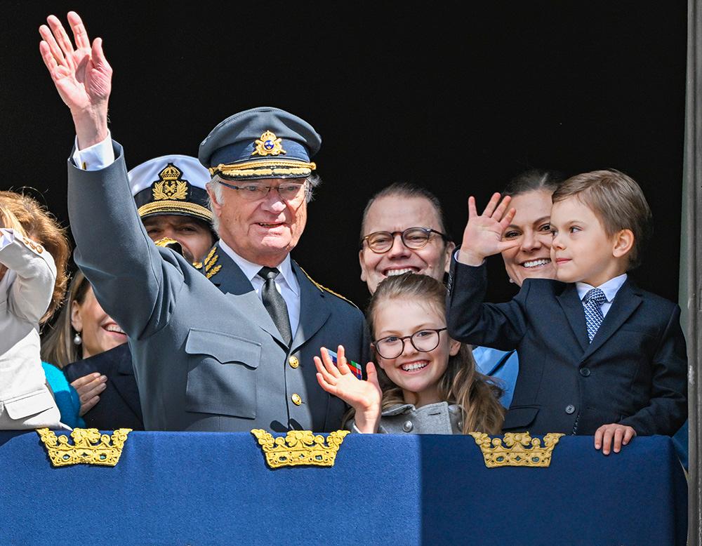 Kung Carl XVI Gustaf, prinsessan Estelle, prins Daniel, kronprinsessan Victoria och prins Oscar vid firandet av kungens födelsedag på Stockholms slott den 30 april 2022.