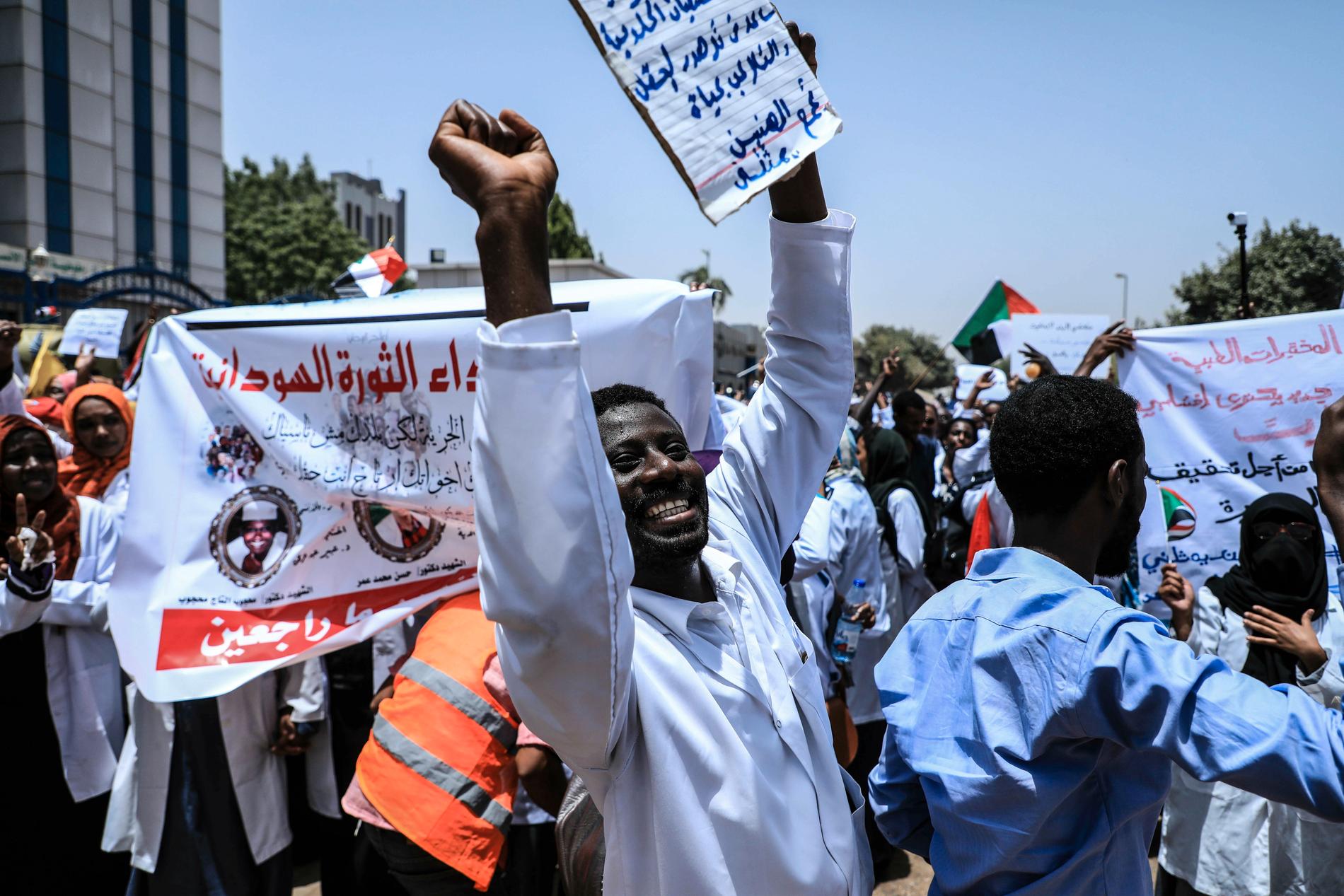 Demonstranter utanför arméns högkvarter i Khartum förra veckan.