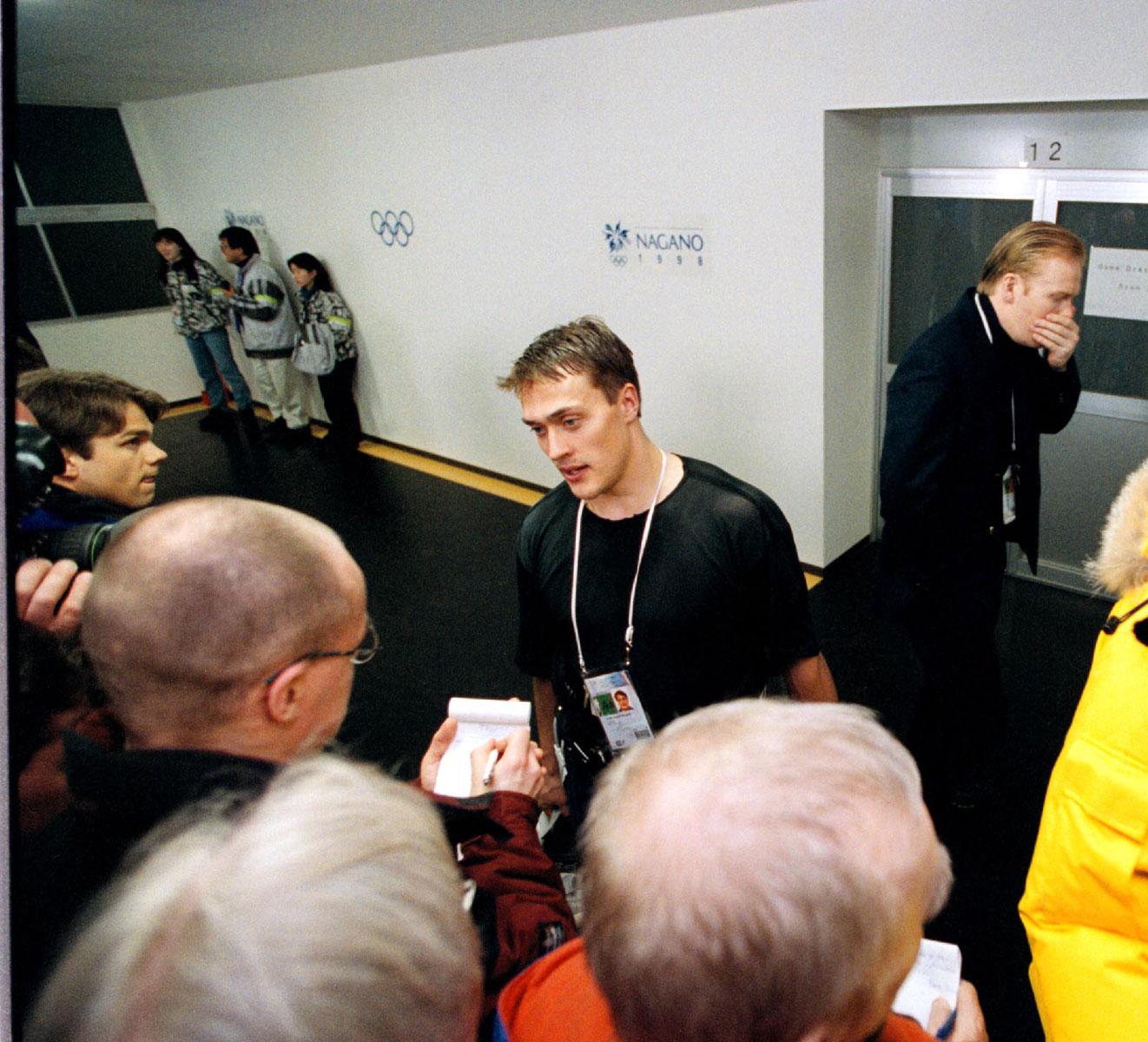 Intervjuas efter att Finland har slagit Sverige i OS i Nagano 1998. Bakom Selänne passerar en bedrövad Mats Sundin.