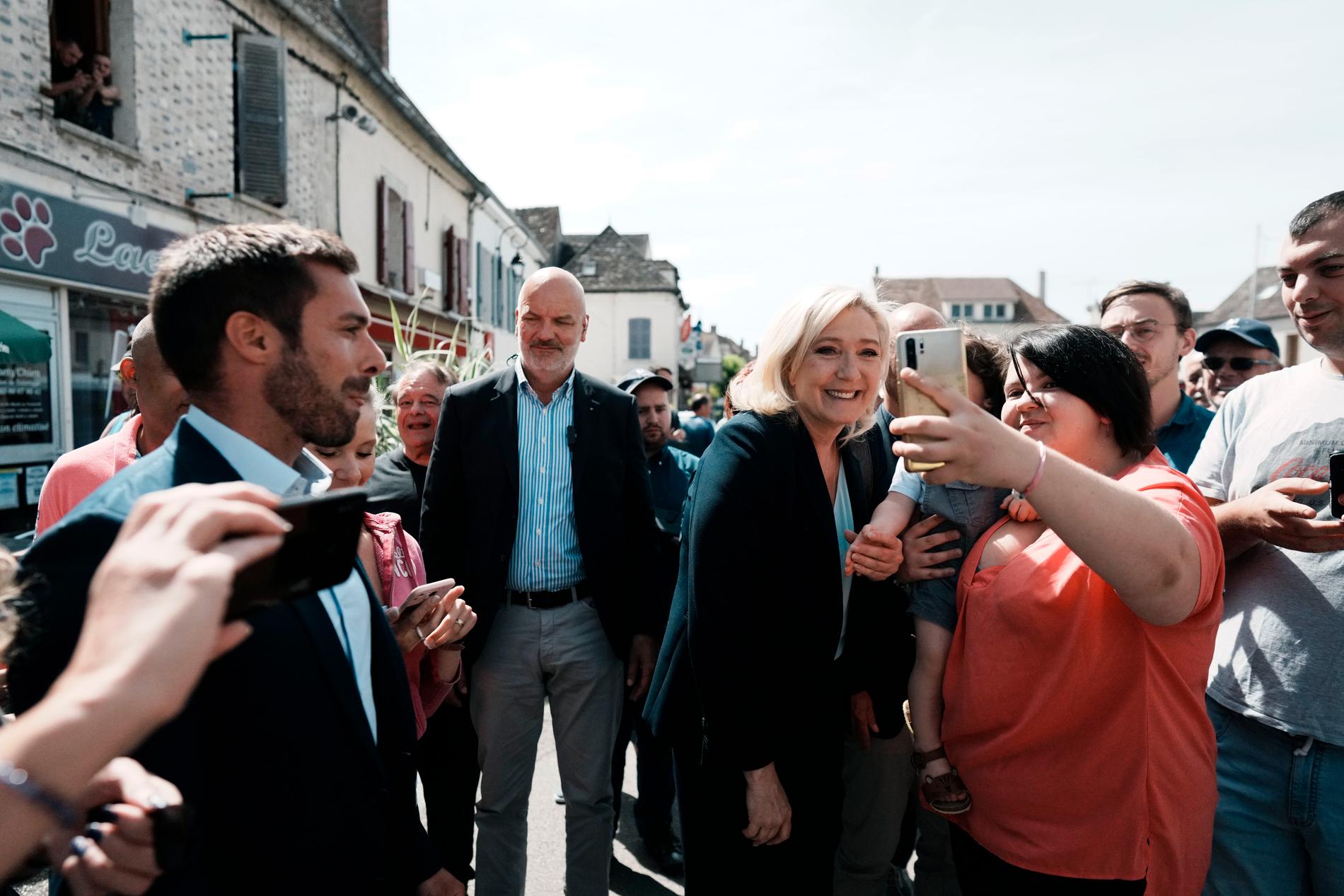 Nationalistledaren Marine Le Pen förlorade ett presidentval igen, men väljarstödet fortsätter att växa i parlamentsvalet. Frågan är hur långt det räcker. Här poserar hon tillsammans med en väljare i Pont-sur-Yonne i östra Frankrike, i tisdags.
