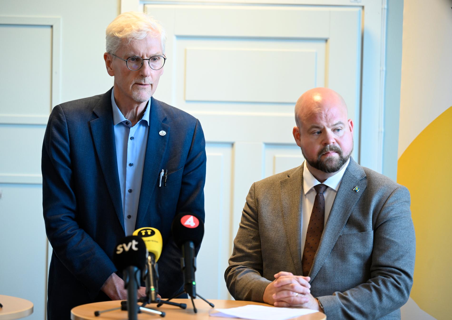 Jan Cedervärn, överdirektör på Jordbruksverket (till vänster) och landsbygdsminister Peter Kullgren på en pressträff i Fagersta.