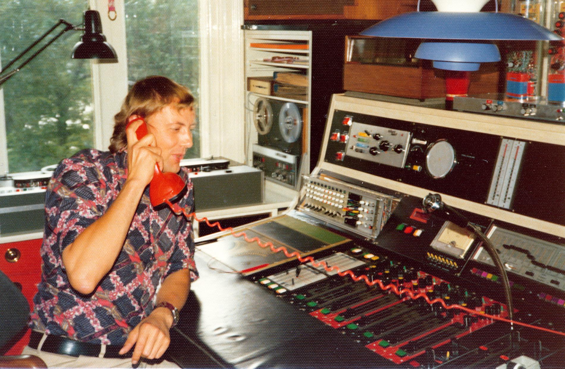 Ralph Lundsten tar ett telefonsamtal i studion 1973. 