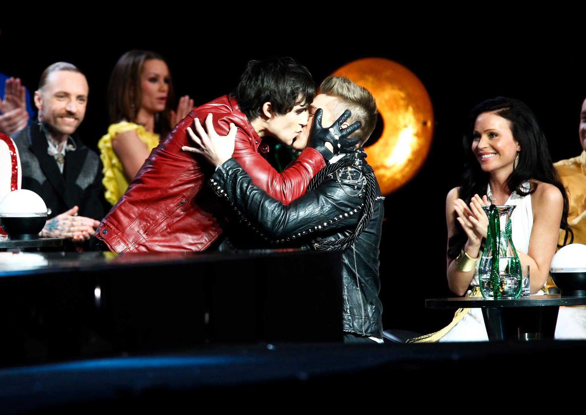 Grattispuss 2011. Danny Saucedo och Eric Saade ger varandra en grattis- respektive tröst-puss efter finalen i Melodifestivalen där Saade segrade.