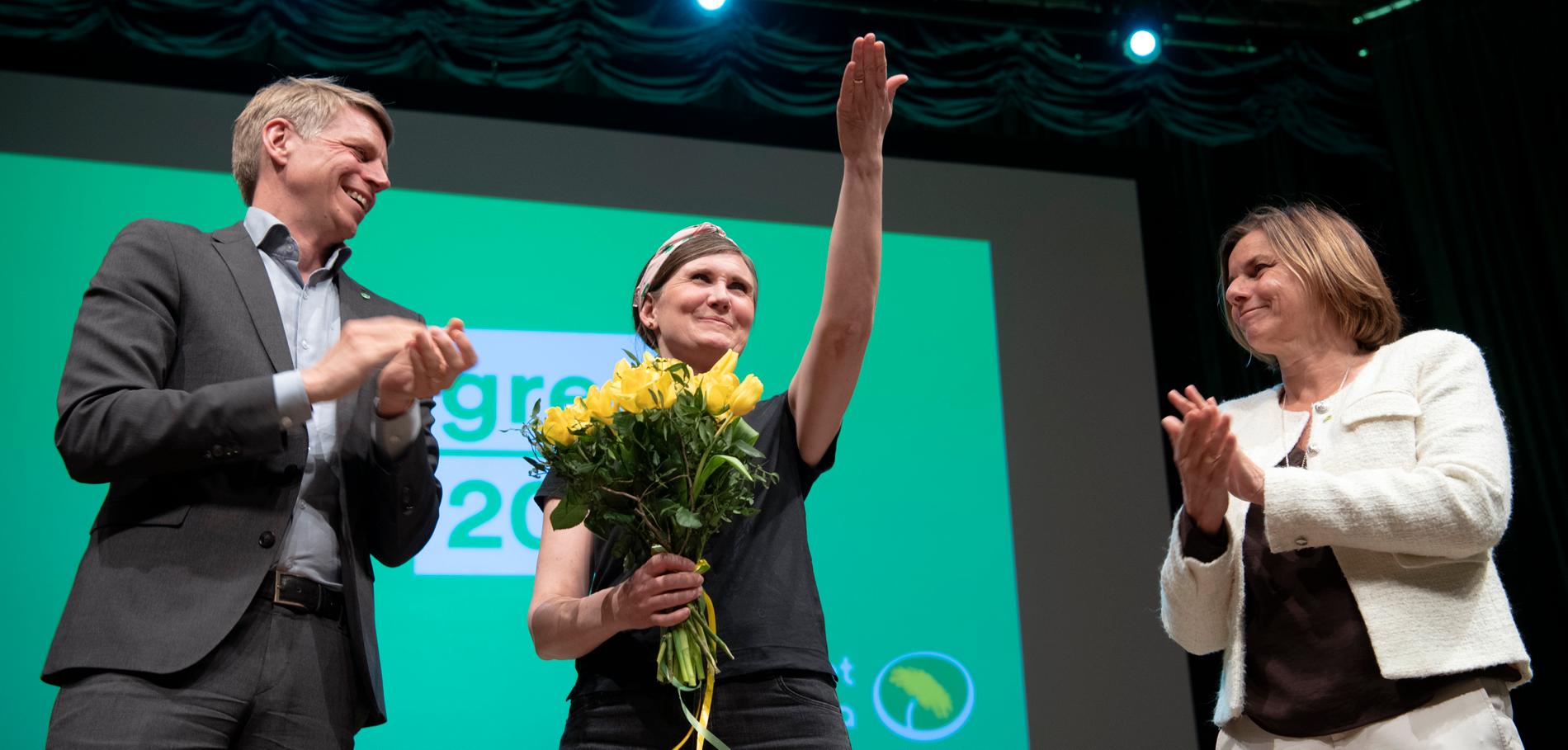 Miljöpartiets partisekreterare Märta Stenevi (i mitten på bilden) ser ut att bli Isabella Lövins efterträdare som partiets kvinnliga språkrör.