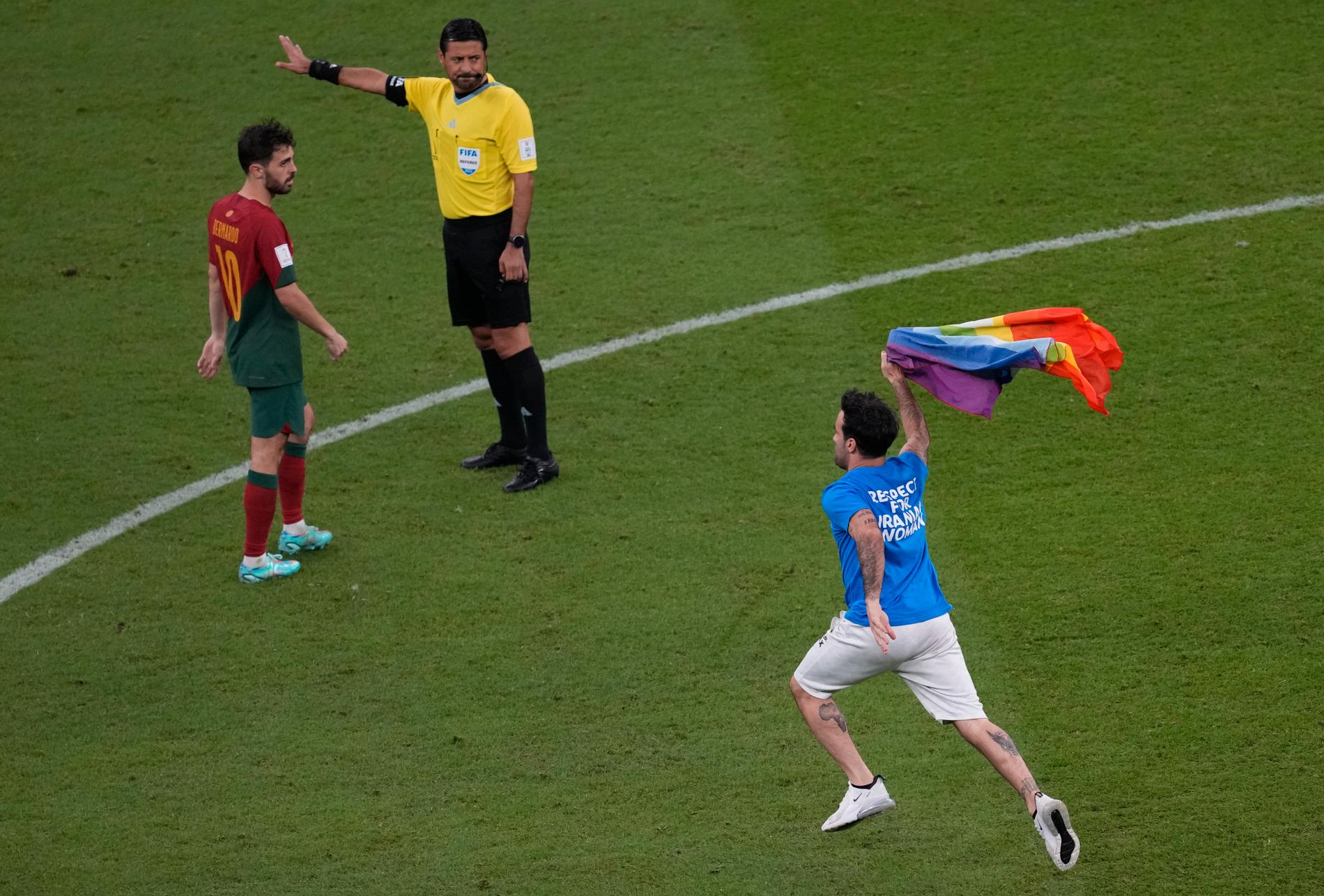 En man med en regnbågsflagga stormade VM-matchen mellan Portugal och Uruguay.