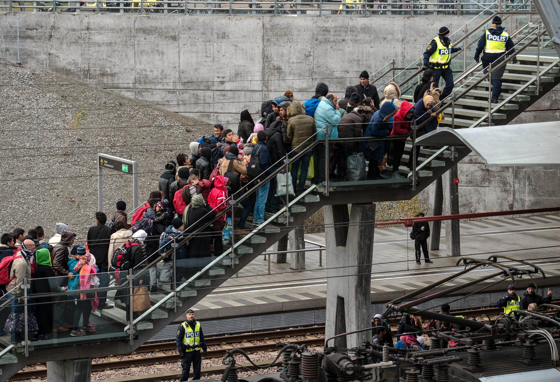 Malmö, den 19 november 2015. Polis övervakar kön av ankommande flyktingar i snålblåsten. Samma dag slog Migrationsverket larm om att alla asylsökande inte längre kunde erbjudas boende. Arkivbild.