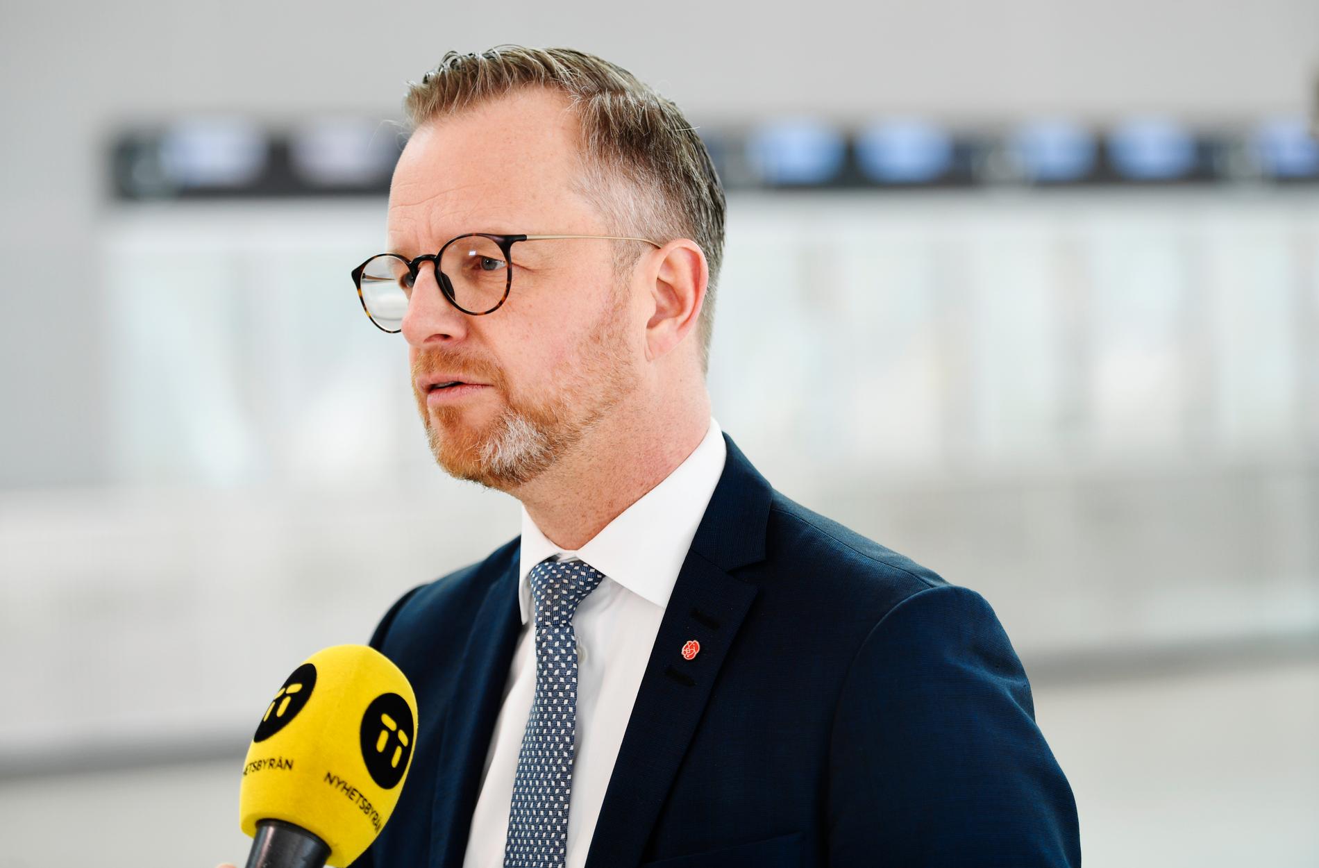 "Alla myndigheter går igenom det och ser till att man prioriterar det som är viktigast. Det förutsätter man att alla myndigheter gör i Sverige i dag", säger inrikesministern Mikael Damberg, för dagen på besök i Bryssel.