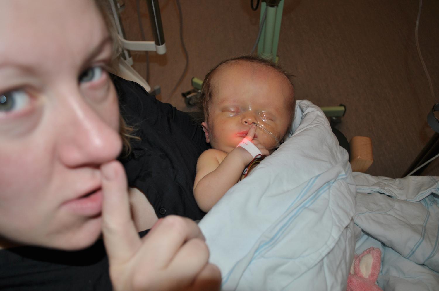 Elvira med mamma Annie  på sjukhuset när hon var nyfödd och nära att dö efter en hjärnblödning i fosterlivet. Den gjorde henne svårt hjärnskadad och blind.