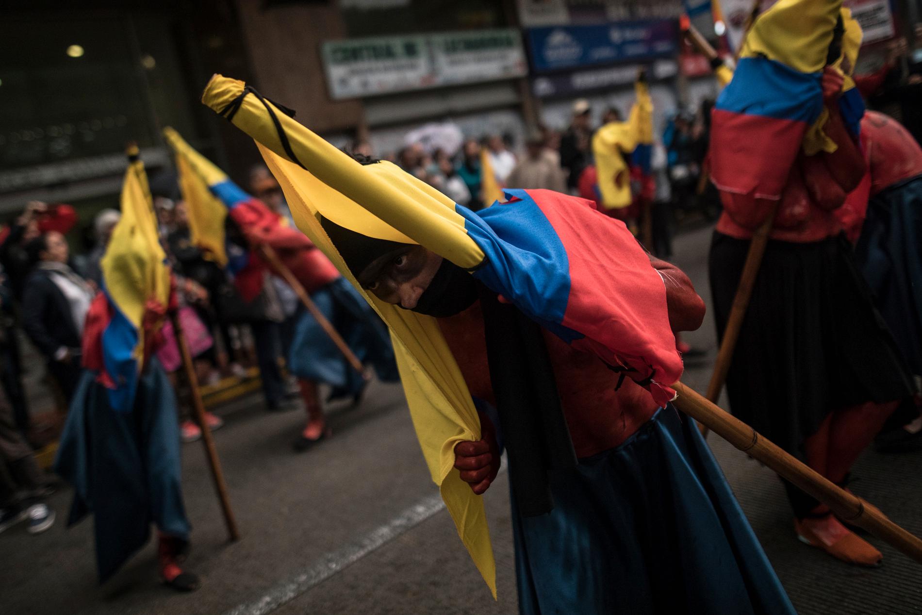 Människor protesterar på Bogotás gator efter en våg av mord på aktivister.