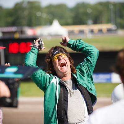 Kee Marcello skriker ut sin glädje efter segern i ”Stjärnkusken”
