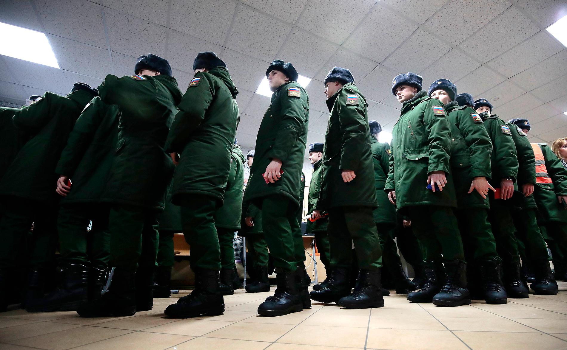 Militärer röstar i Moskva.