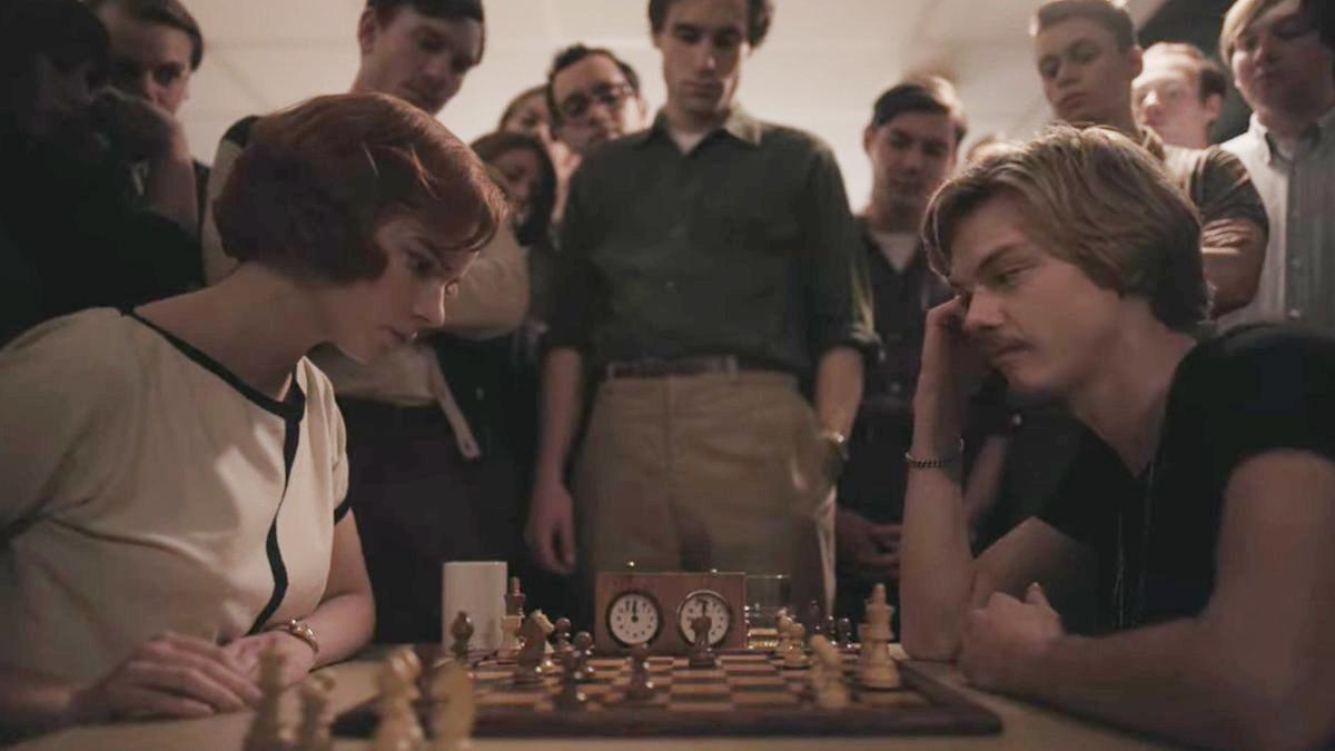 Beth Harmon och Benny Watts spelar blixt på ett kafé i "The queens gambit".
