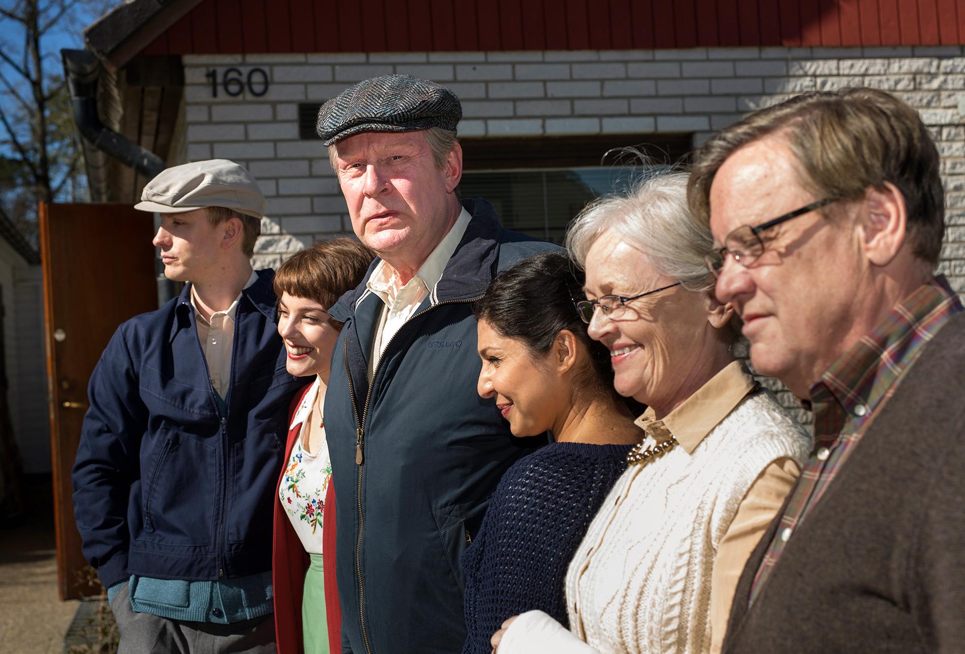 Skådespelarna, med Rolf Lassgård som Ove, står uppradade i bostadsområdet i utkanten av Trollhättan under inspelningen.