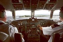 landar Piloterna gör klart för landning på Tuvalus huvudö Funafuti.