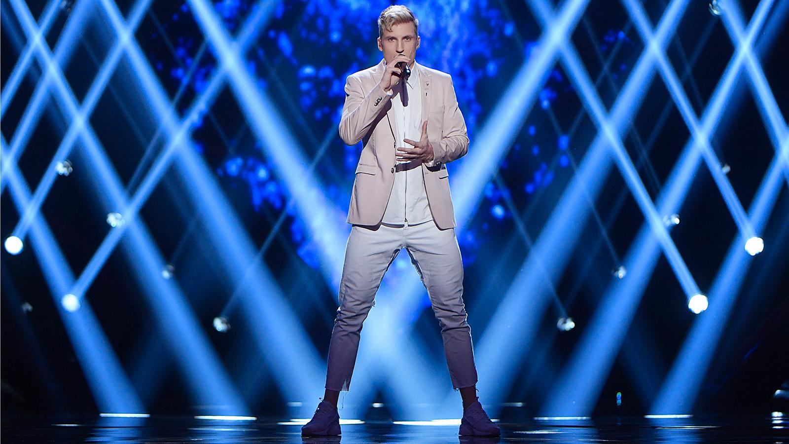 Axel Schyllström nådde Andra chansen i Melodifestivalen 2017 med låten “När ingen ser“.