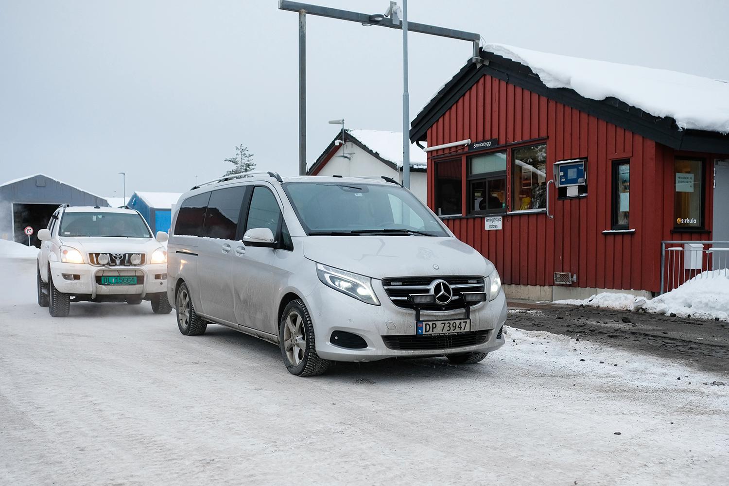 Den norska polisen har spärrat av ett område kring en återvinningsstation utanför Hamar under fredagsförmiddagen. 