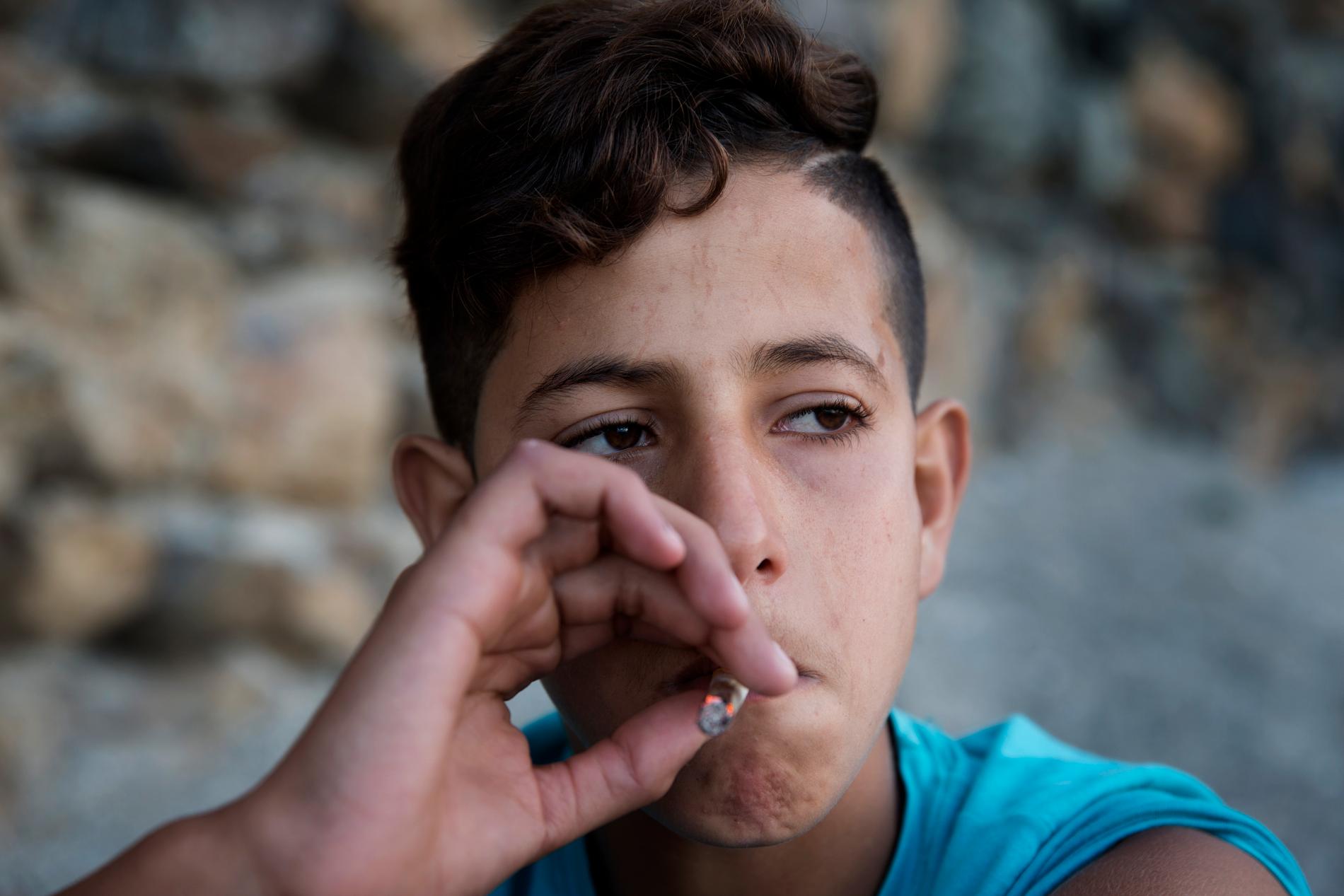 Yassin, 14 sover på stranden i Ceuta. Hans högsta dröm är att ta sig till Europa. På dagarna hänger han med sina kompisar och röker på.