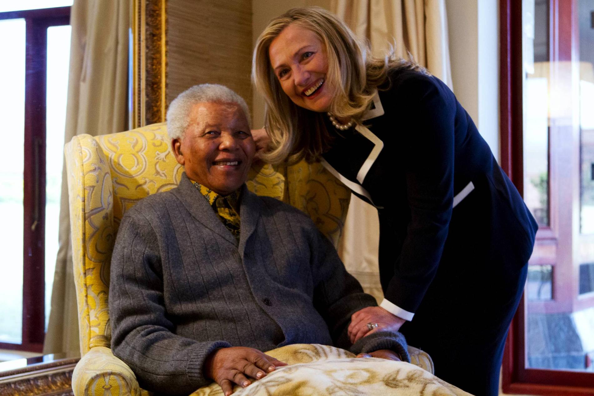 USA:s utrikesminister Hillary Rodham Clinton på besök hemma hos Nelson Mandela i Qunu, Sydafrika i augusti 2012.
