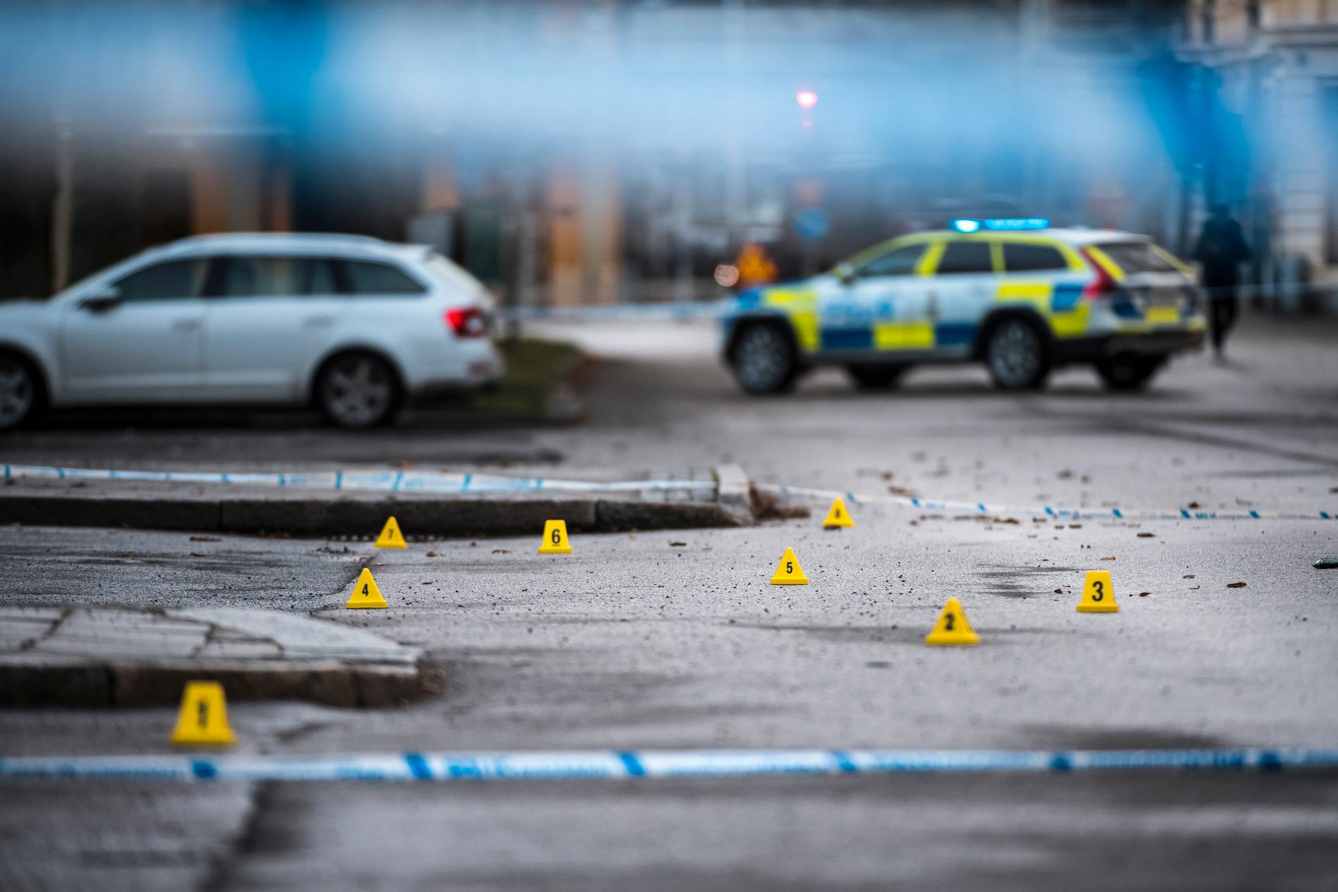 Flera skott från automatvapen avlossades utanför nattklubben i Norrköping. 