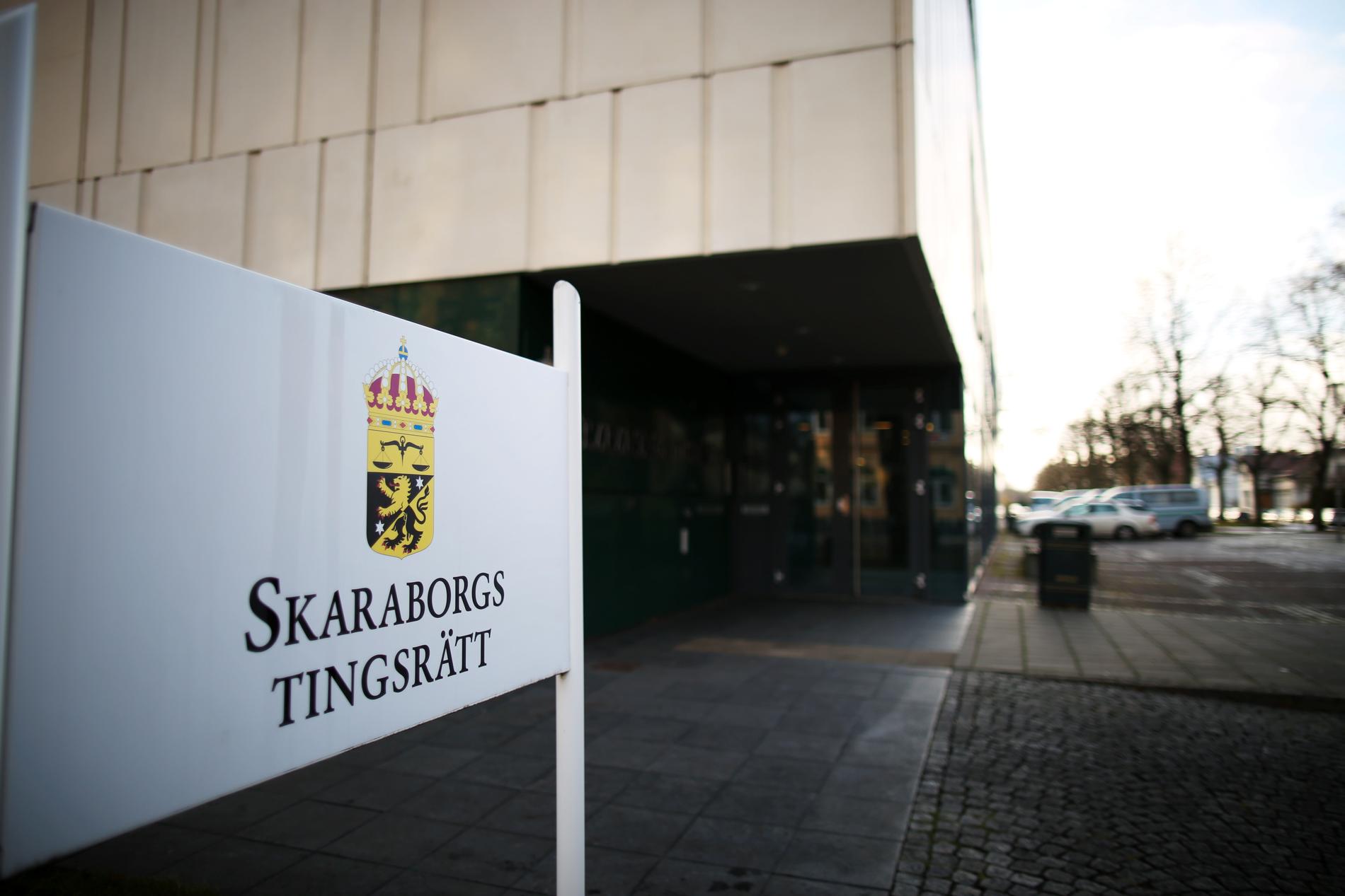 Tio personer åtalas vid Skarborgs tingsrätt, misstänkta för att ha odlat och sålt stora mängder cannabis. Arkivbild.
