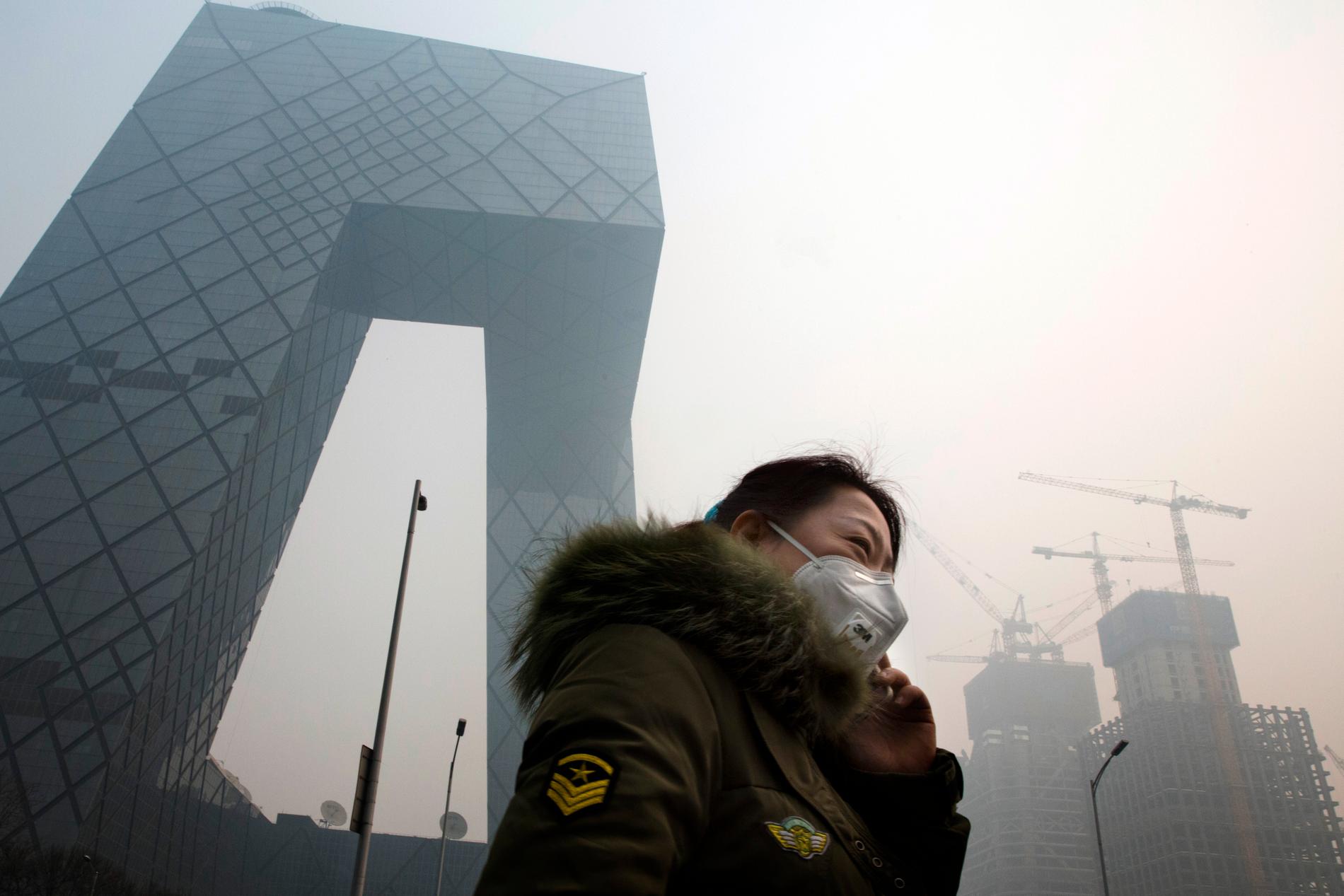 Den täta smogen har plågat kinesiska städer under flera år. Bilden är tagen i centrala Peking 2015.
