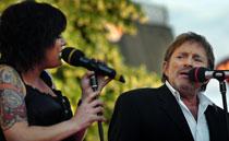 Duett I går stod Mikael Rickfors på scenen i ”Sommarkrysset” med Sara Löfgren och sjöng ”Som stormen river öppet hav”.