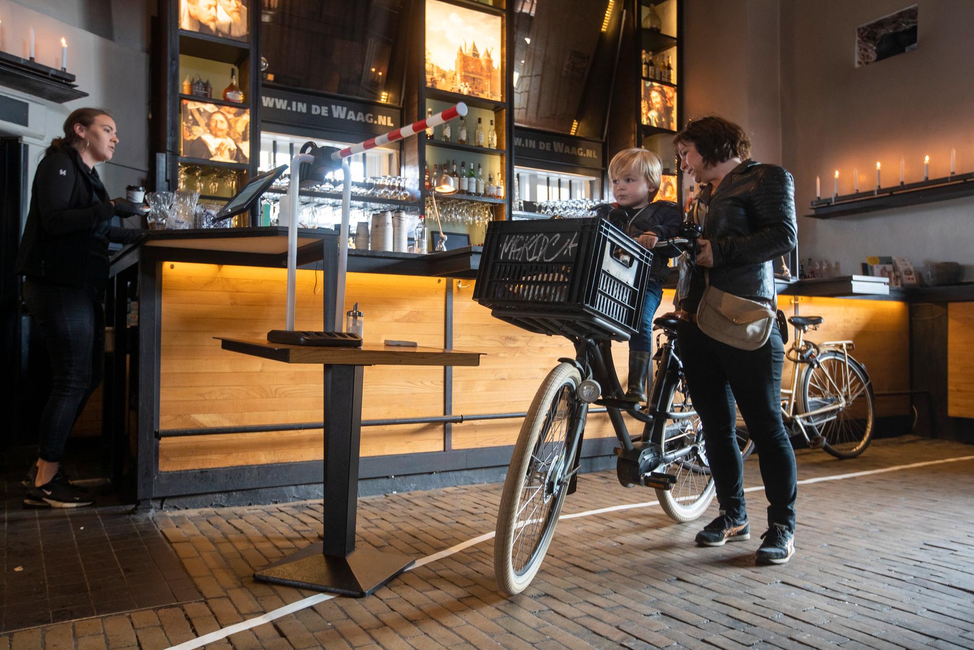 I Nederländerna har flera restauranger och kaféer öppnat upp för "bike-trough".
