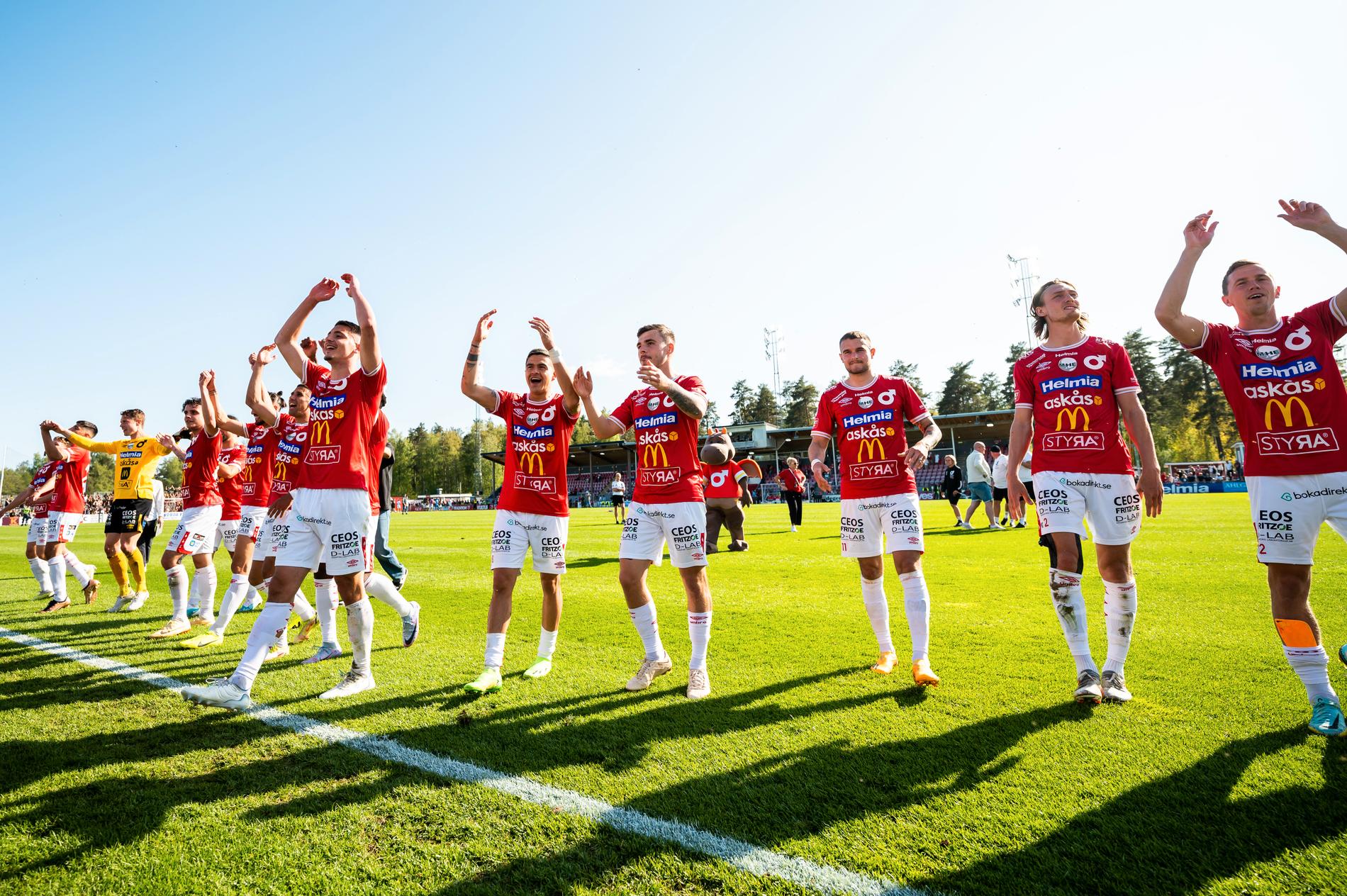 Jubel i Degerfors efter vinsten mot AIK.