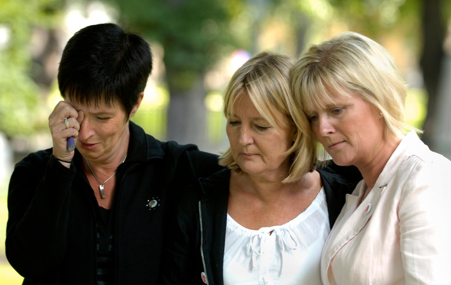 2006 Mona Sahlin, Marita Ulvskog och Ulrica Messing vid Anna Lindhs grav vid Katarina kyrka på årsdagen av hennes död.