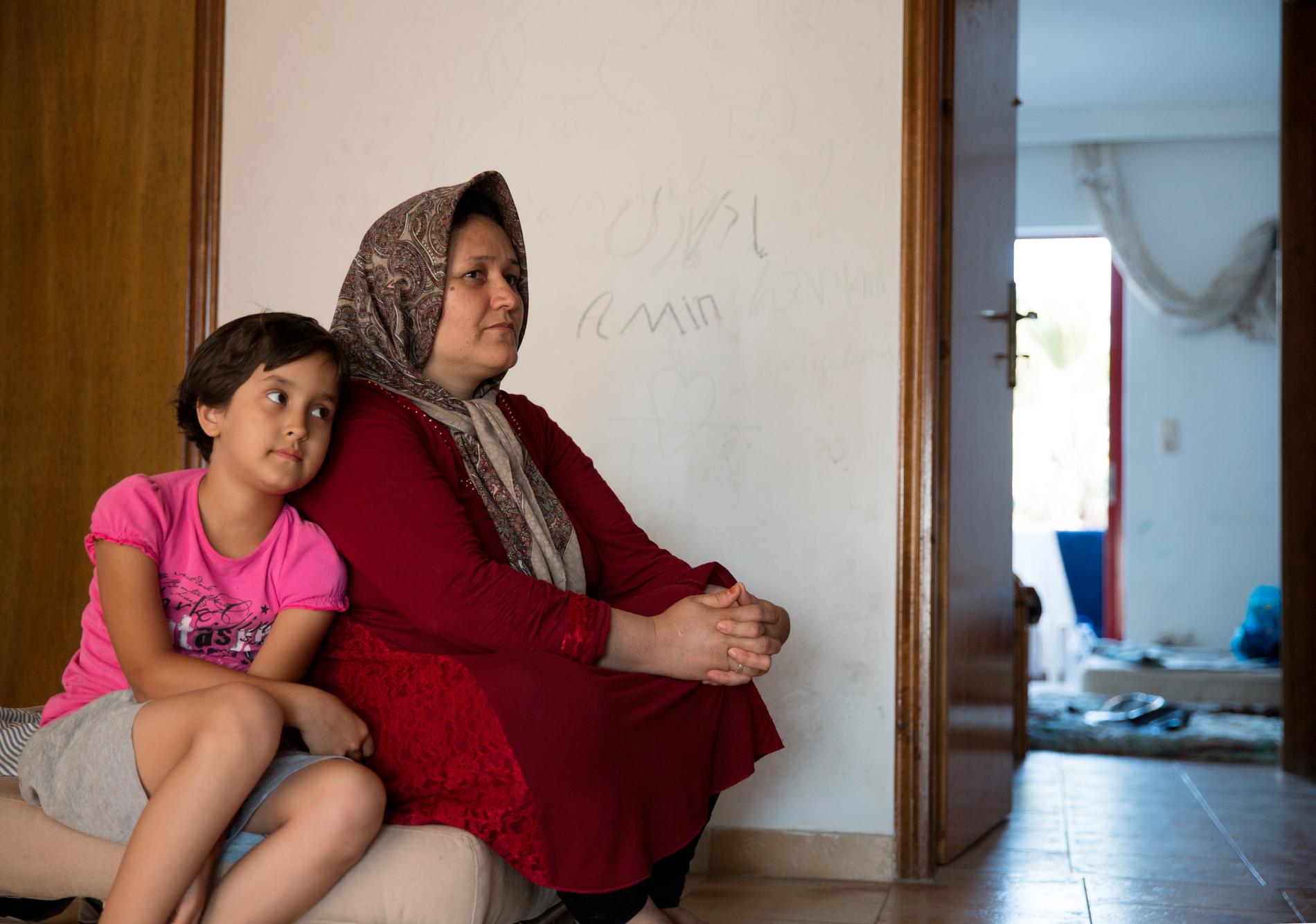 Båtflyktingar på Kos hamnar på Hotel Captain Elias. Fatema, 45, med sin dotter Zohra, 7, från Afganistan.