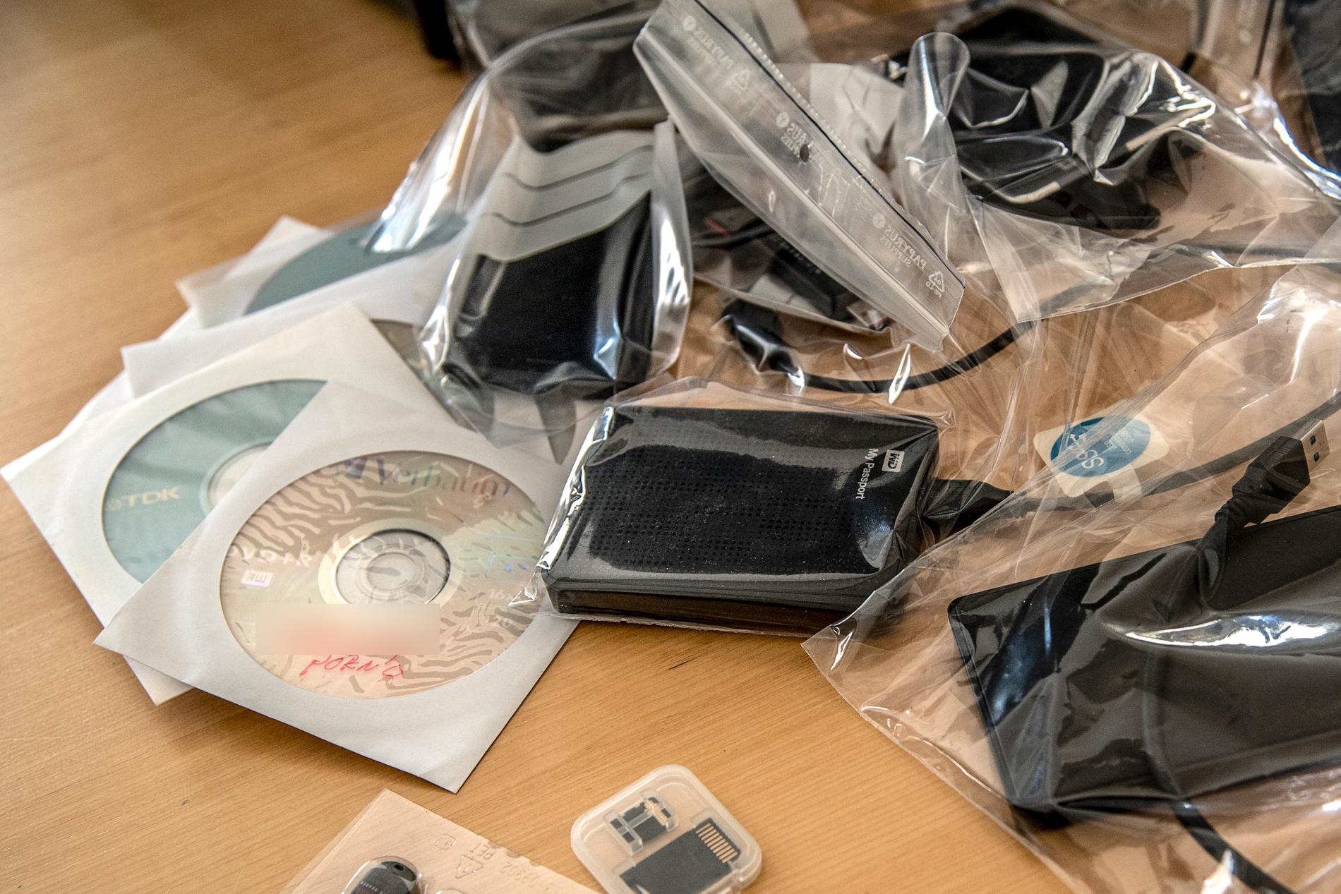 Cd-skivor, minneskort och hårddiskar var en del av det som polisens utredare kunde beslagta.