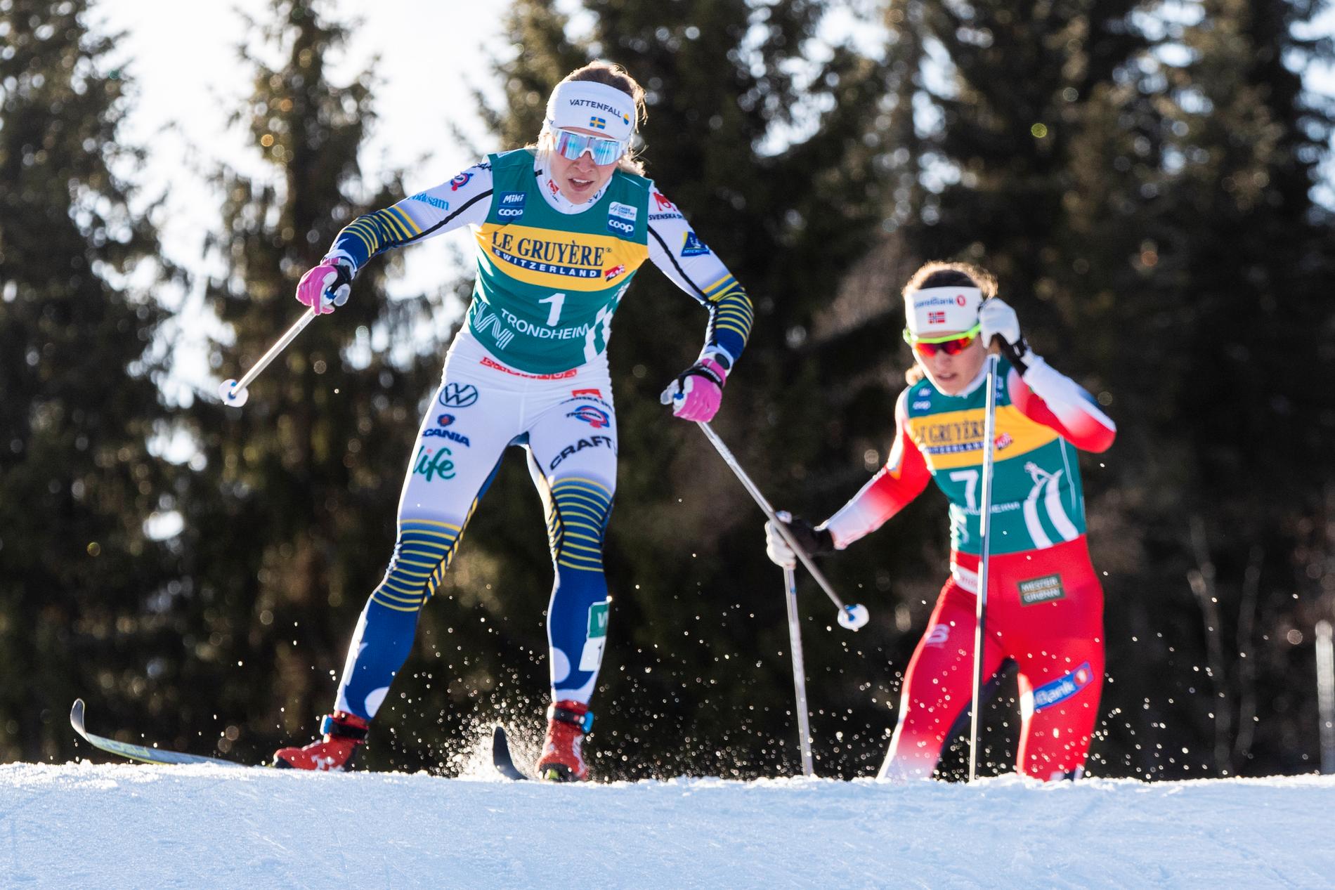 Jonna Sundling (t.v.) och Tiril Udnes Weng under vinterns Tour de Ski. I VM-stafetten 2021 möts de för första sträckan. 