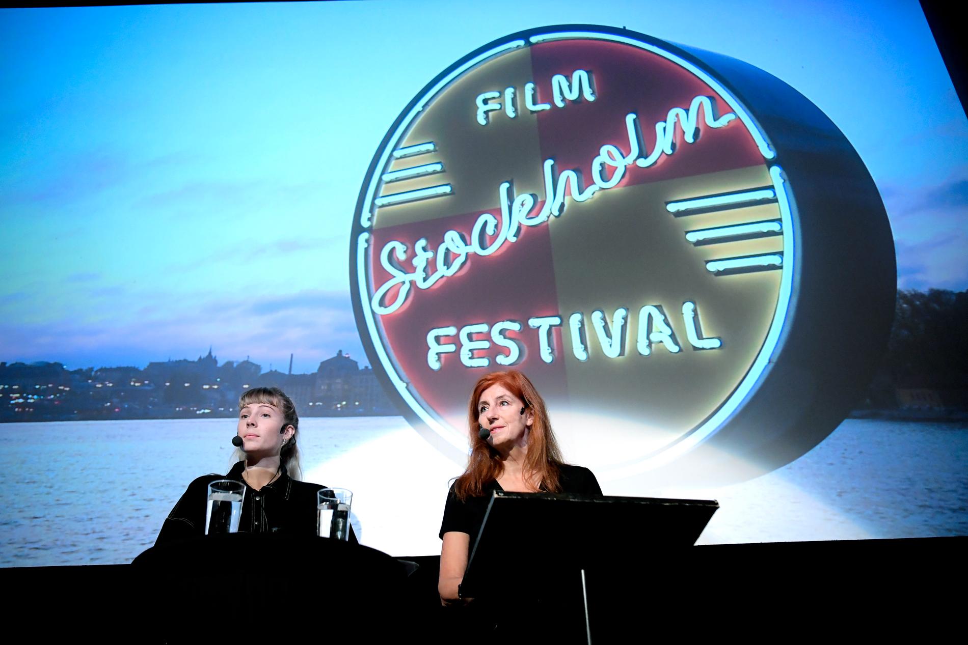 I år blir Stockholms filmfestivals program till stora delar tillgängligt digitalt, meddelar Beatrice Karlsson (till vänster), programkoordinator och Git Scheynius, chef för Stockholms filmfestival.