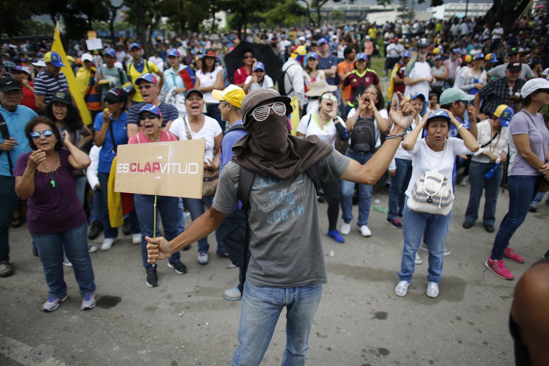 89 personer har dödats i de regeringskritiska protesterna i Venezuela. Här en demonstration i huvudstaden Caracas under lördagen.