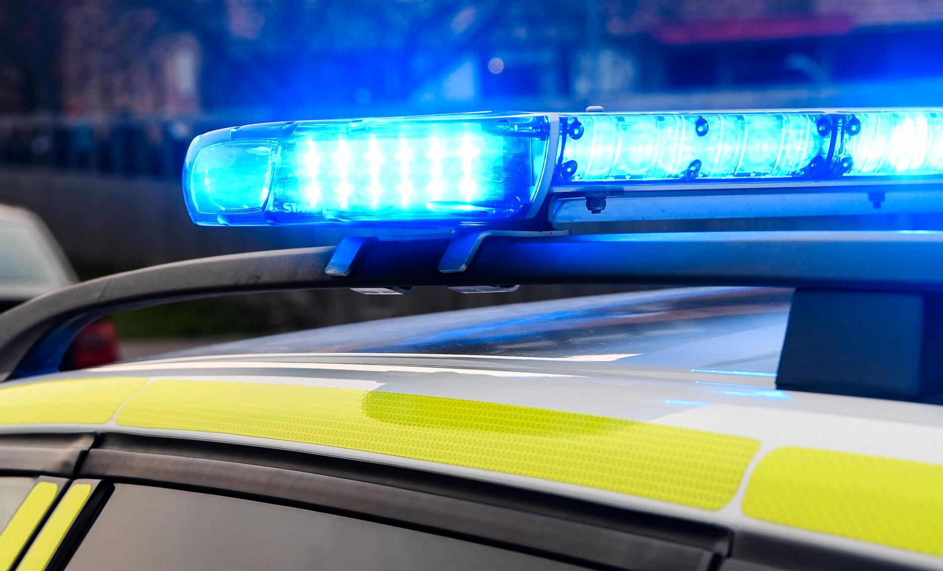 Fyra personer har gripits misstänkta för att ha försökt köra på en polisman i södra Stockholm. Arkivbild.