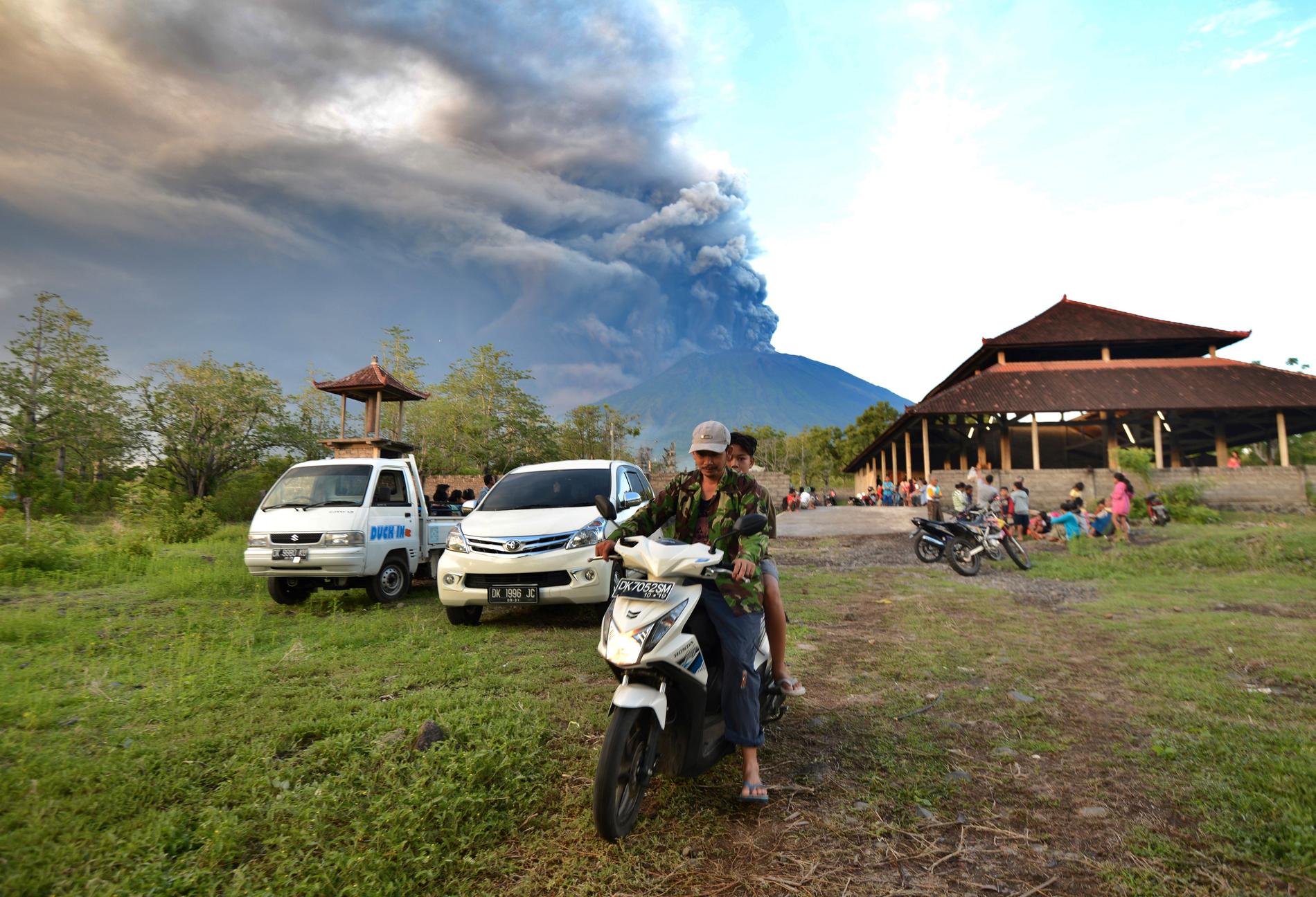 Omkring 25 000 människor i vulkanens närområde har evakuerats till någon av de cirka 200 lokaler som upprättats för evakuerade. 