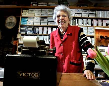 Sveriges erfarnaste skohandlare Ester firade nyligen sin 90-årsdag i butiken som hon började i som 15-åring. Och som hon fortfarande jobbar i.